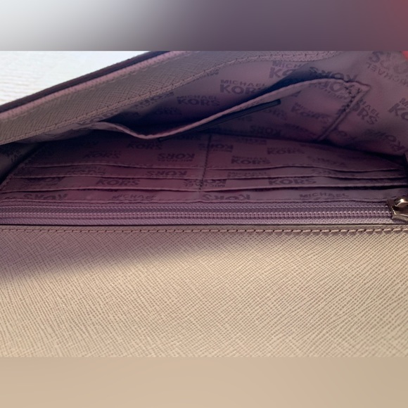 Michael Kors clutch with removable strap - Picture 7 of 10